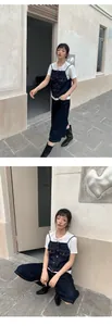Modella asiatica in gilet denim scuro con t-shirt bianca in un contesto urbano