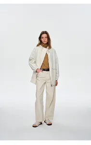 Vue en pied d'une veste d'extérieur fonctionnelle blanche sur un mannequin en pantalon blanc.