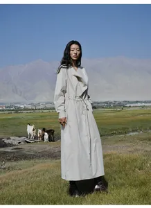Vista completa de un elegante vestido camisero beige con lazo en la cintura