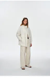 Coupe-vent d'extérieur crème élégant associé à un superbe pantalon large assorti pour femme.