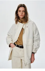 Vue détaillée d'une veste coupe-vent d'extérieur blanche pour femme sur un mannequin