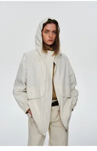 Veste d'extérieur à capuche blanc cassé pour femme, style décontracté et minimaliste.