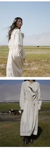Elegante vestido camisero largo beige con cordón en un paisaje de montaña al aire libre