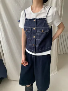 Canotta in denim blu scuro casual a strati sopra una maglietta bianca di cotone
