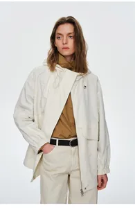Mannequin portant une veste à capuche imperméable crème minimaliste pour femmes
