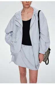 Vue complète de l'ensemble veste coupe-vent d'extérieur bleu clair et mini-jupe assortie