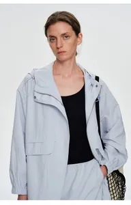 Détail de la veste d'extérieur bleu clair à capuche pour femme avec poches cargo