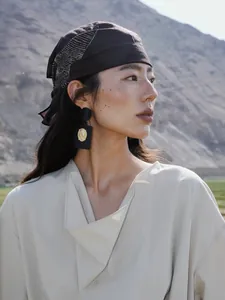 Elegante vestido camisero beige para mujer luciendo por modelo en un paisaje exterior