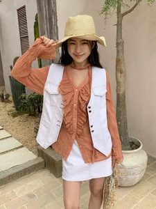 Gilet en jean blanc à coutures contrastées pour femme dans un style rétro
