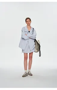Vue complète d'une veste coupe-vent d'extérieur bleu clair pour femme résistante