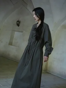 Elegante vestido camisero gris oscuro de manga larga con cordón ajustable y falda larga