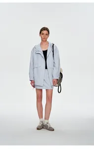 Vue détaillée d'un ensemble coupe-vent à capuche bleu clair et jupe pour femme
