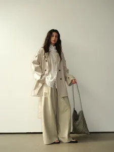 Trench-coat beige élégant pour femme avec double boutonnage et col à revers classique
