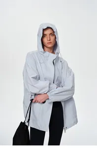 Vue détaillée de la veste coupe-vent imperméable d'extérieur pour femme