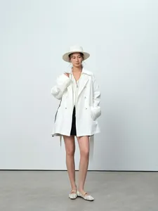 Élégant trench-coat mi-long à double boutonnage blanc pour femme, style mode de printemps