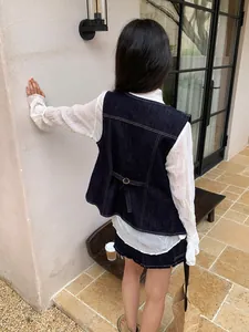 Gilet en jean bleu foncé vintage avec coutures contrastées et dos réglable pour femme