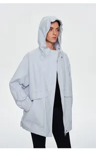 Vue détaillée d'un coupe-vent d'extérieur gris clair à capuche pour femme avec poches