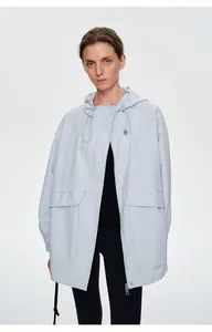 Vue de face professionnelle de la veste coupe-vent à capuche bleu clair pour femmes