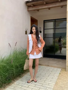 Gilet en jean vintage blanc élégant avec coutures contrastées sur modèle asiatique