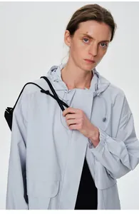 Vue détaillée d'une veste coupe-vent imperméable à capuche bleu clair pour femmes.