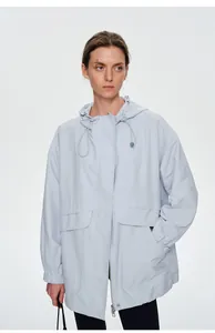 Vue détaillée d'un coupe-vent d'extérieur bleu clair pour femme.