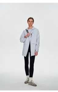 Vue détaillée complète d'une veste d'extérieur à capuche bleu clair pour femme en studio pro.