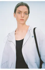Détail d'une veste coupe-vent à capuche fonctionnelle en tissu imperméable