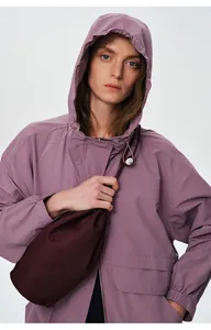 Détail d'un coupe-vent à capuche violet pour femme avec cordon de serrage fonctionnel
