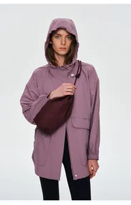 Veste coupe-vent mauve à capuche pour femme avec de grandes poches avant pratiques.