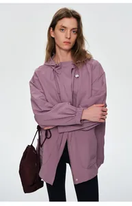 Détail d'une veste coupe-vent d'extérieur mauve dotée d'une capuche à cordon de serrage