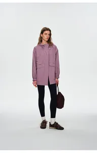 Vue complète d'un coupe-vent fonctionnel mauve pour femme sur un mannequin