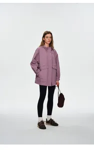 Vue en pied d'un coupe-vent de sport d'extérieur pour femme de couleur violette poudrée.