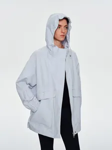 Veste coupe-vent à capuche gris clair pour femme avec poches cargo fonctionnelles