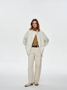 Veste d'extérieur fonctionnelle minimaliste pour femmes en blanc crème, vue studio complète