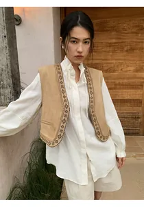 Detailansicht einer beige Wildlederweste im Boho-Stil mit ethnischer Stickerei.