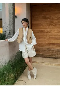 Ethno-Stil Weste mit V-Ausschnitt und Stickerei für Damen am Model