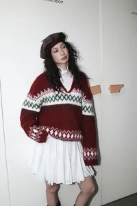 Modelo luciendo una minifalda plisada blanca con cintura elástica en el probador.