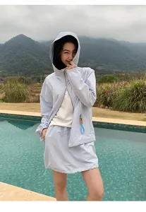 Waterafstotante lichtblauwe outdoor drawstring rok voor dames getoond bij een zwembad