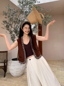 Damen V-Ausschnitt Ärmellose Weste Ethno-Stil Bestickte Boho Urlaub Weste Polyester Elasthan Oberteil
