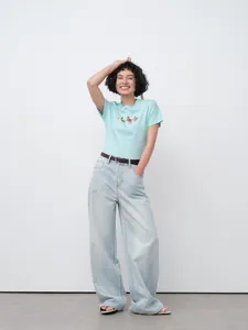 Jean délavé clair pour femme avec coupe droite classique et taille haute confortable