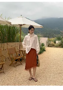 Elegante falda midi asimétrica de color terracota con ribete de encaje y corte casual