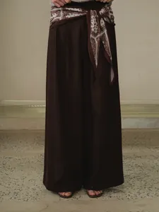 Elegante bruine wijde broek voor dames met een chique bedrukte zijden sjaalriem.