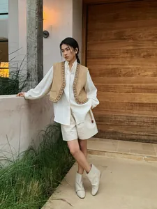 Elegante Damen-Leinenshorts mit weitem Bein, Gürtel und bestickter Weste in Creme