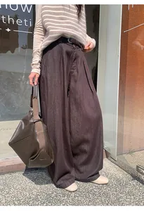 Détail du pantalon large marron avec ceinture montrant coupe décontractée et texture