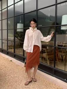 Elegante conjunto de falda midi de encaje irregular y blusa con volantes para verano.