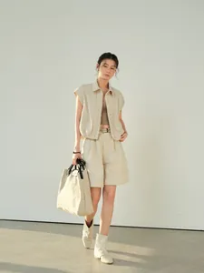 Elegante Damen-Leinen-Shorts mit weitem Bein und schmalem Gürtel in minimalistischem Beige
