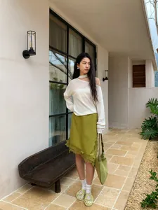 Elegante falda midi asimétrica verde con ribete de encaje para primavera y verano