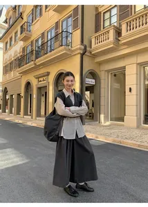 Elegante grijze wijde korte broek voor dames in een chique straatsetting.