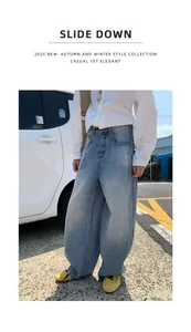 Outdoor-Lifestyle-Foto einer hellblauen Jeans mit gebogener Silhouette im Retro-Stil