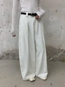 Jean large blanc minimaliste en denim brossé pour femmes avec ceinture noire élégante